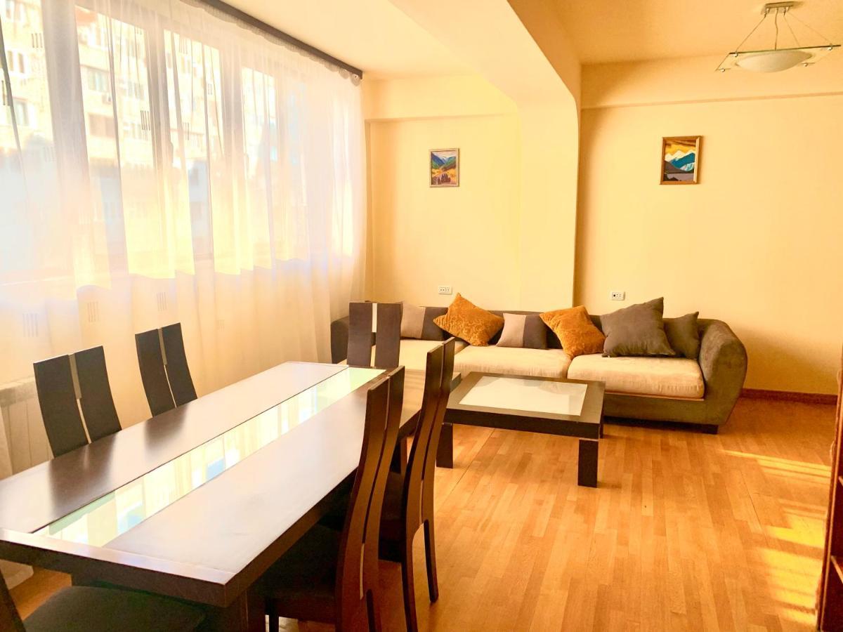 Apartment Amiryan Jerevan Exteriör bild