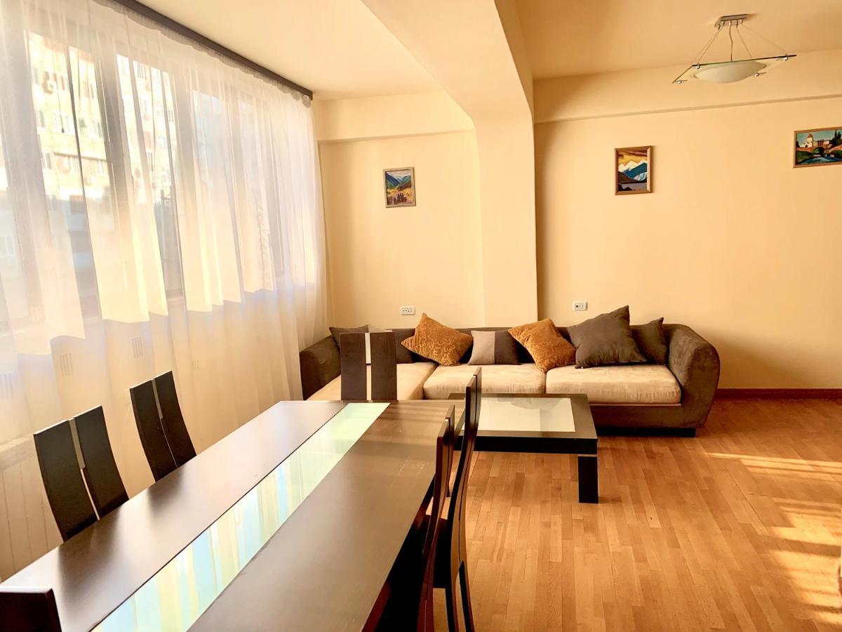 Apartment Amiryan Jerevan Exteriör bild